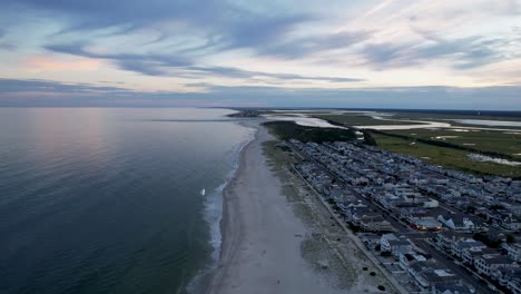 Ein-Bunter-Himmel-Am-Jersey-Shore-In-Einer-Warmen-Sommernacht