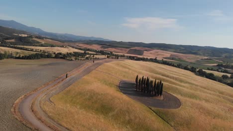 Toma-Aérea-Del-Paisaje-Natural-De-La-Carretera-En-Val-D&#39;orcia,-Toscana,-Italia