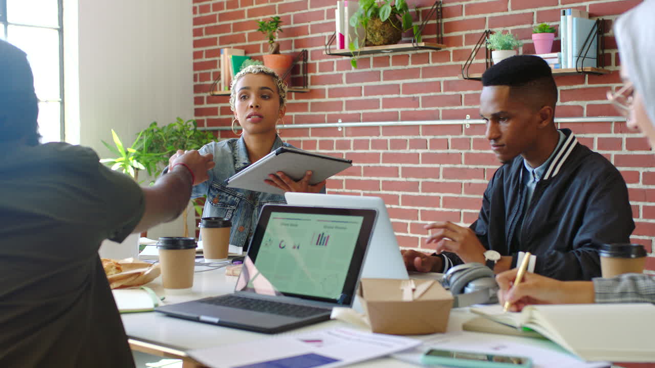 trabajo en equipo, diversidad y un equipo de marketing de nueva creación