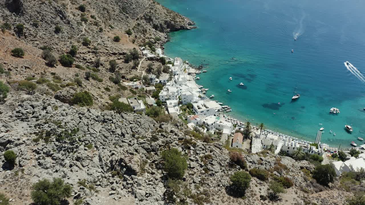 섬 의 해안 마을 을 드러내는 공중 드론 촬영