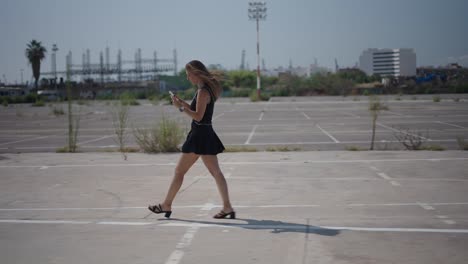 mujer caminando en un estacionamiento