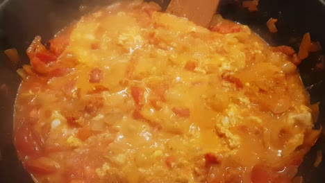 cocinando un plato húngaro tradicional llamado lecs?