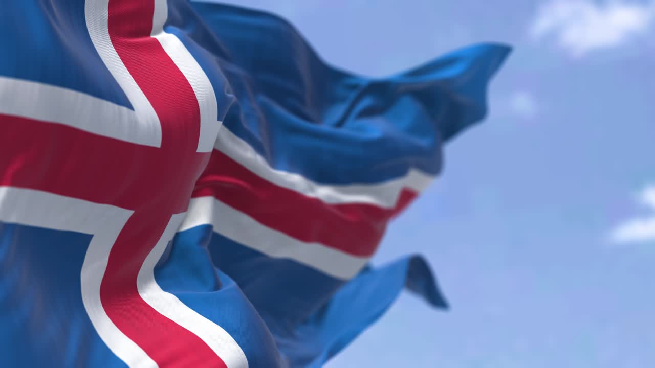 detalle de la bandera nacional de islandia ondeando en el viento en un día despejado
