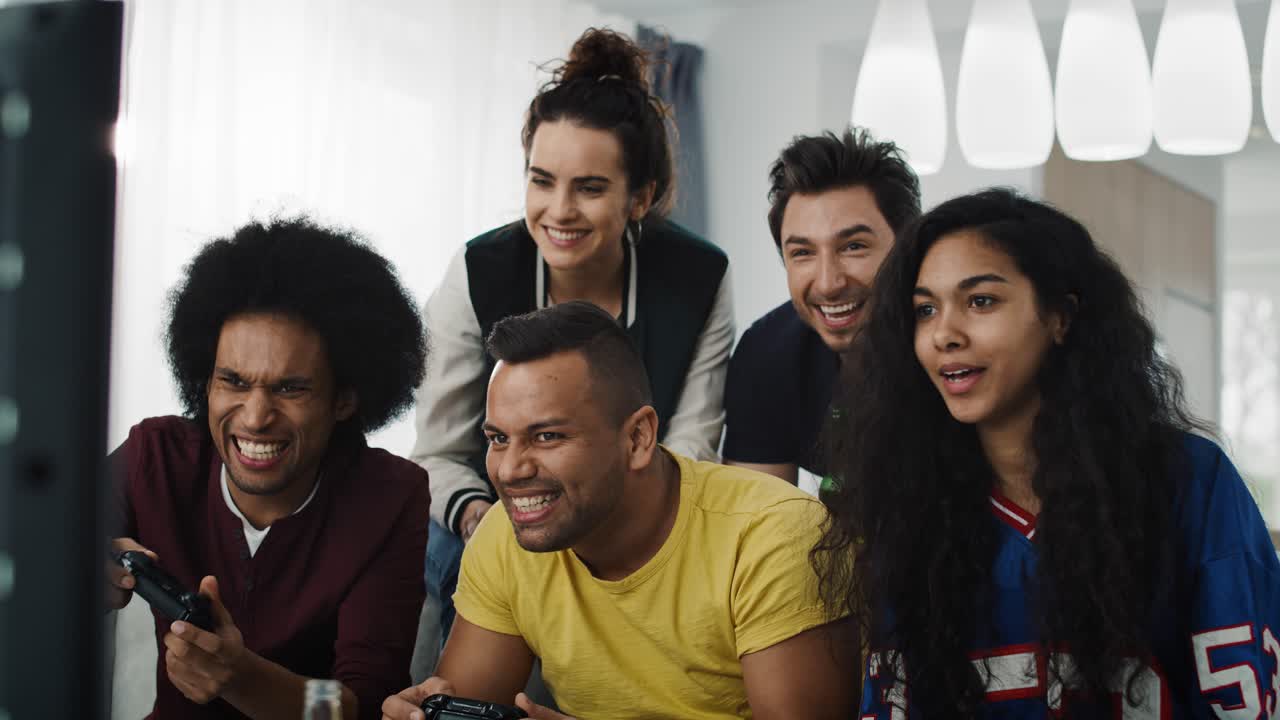 video de mano de un amigo jugando a una consola de juegos