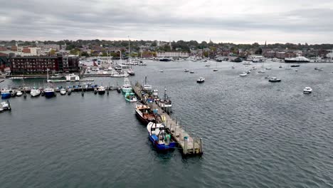 antena de newport rhode island sobre barcos de pesca y yates en el puerto
