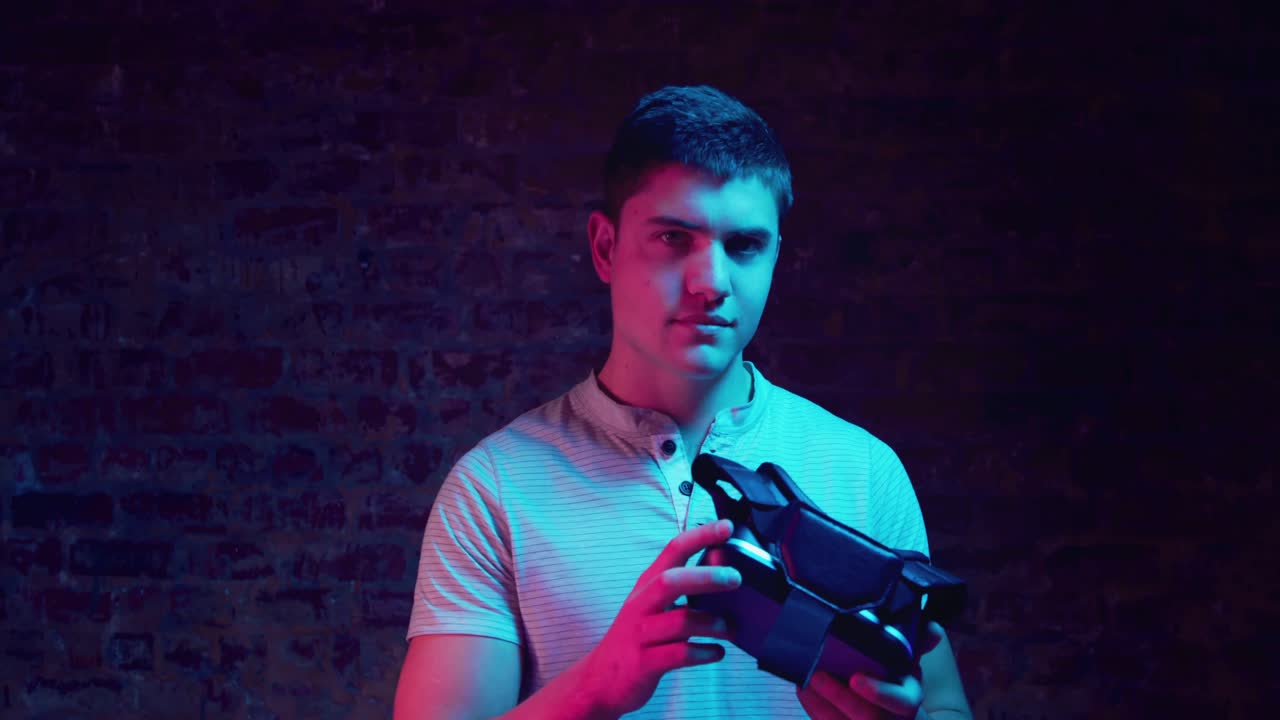 vr 헤드 ⁇ 을 들고 있는 남자