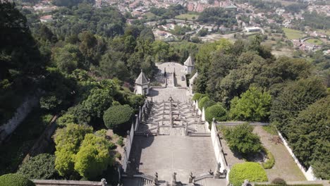 primer plano inverso de la escalera en zigzag en el santuario de bom jesus do monte