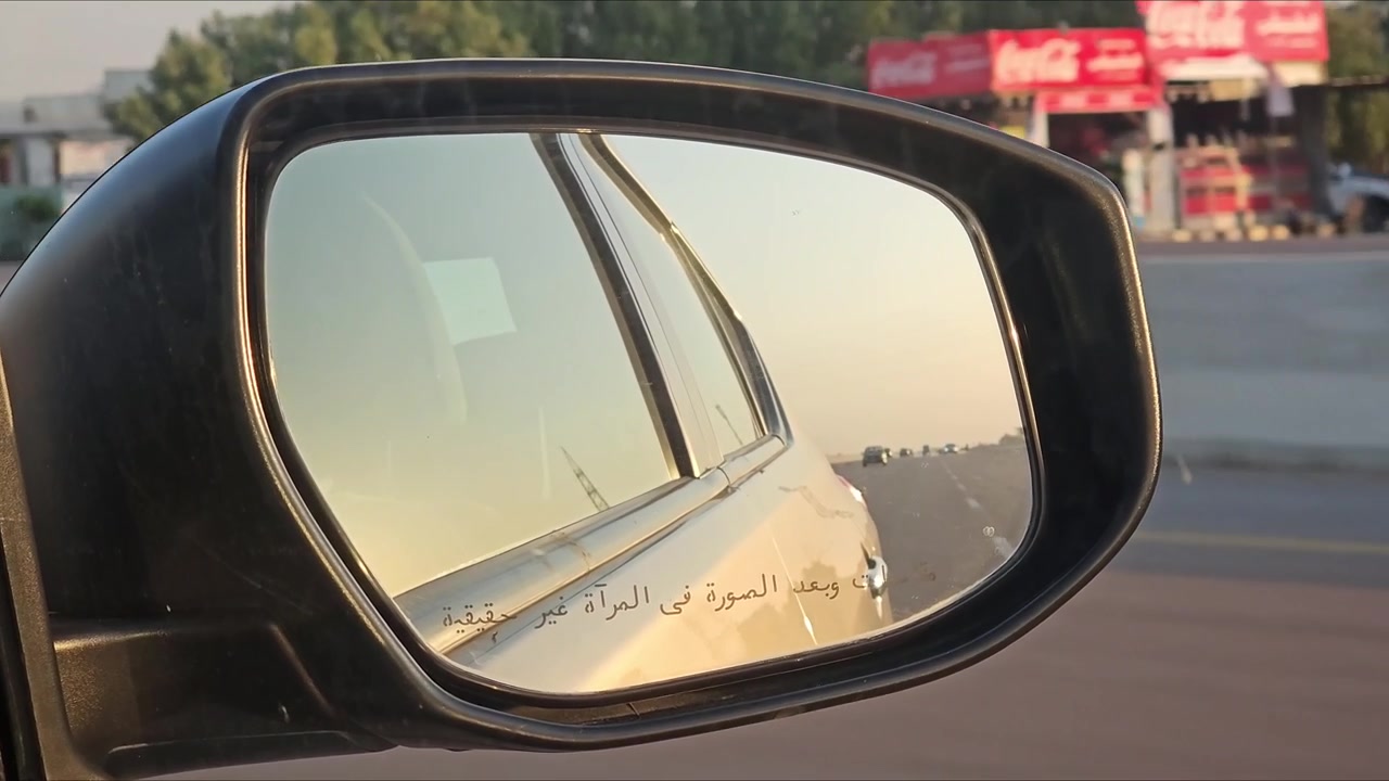 高速道路を走行する速い車のサイドミラー越しの反射。走行中の車両からの道路の眺め、シネマティックな車の背景、編集用の旅行・交通の動的映像。