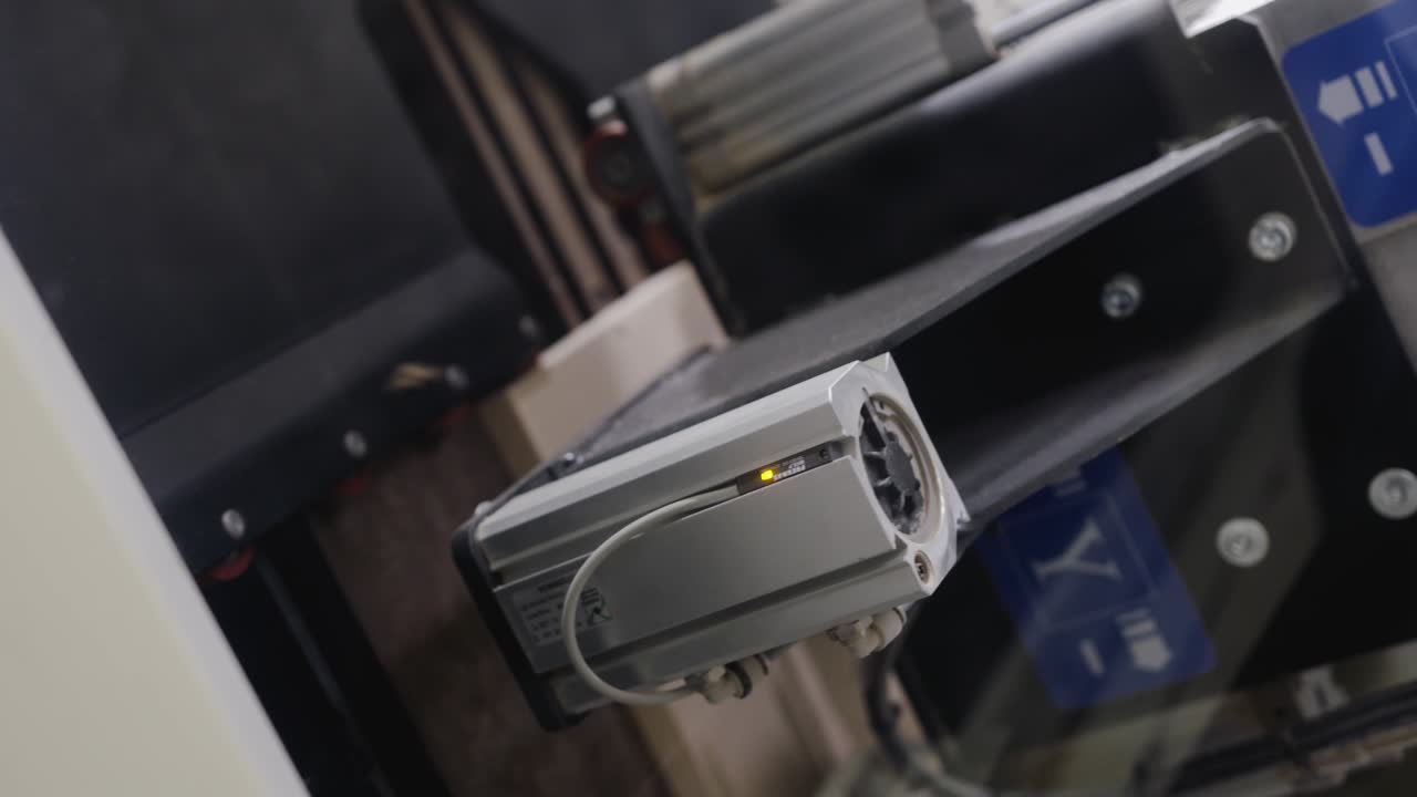 máquinas automatizadas de carpintería en funcionamiento