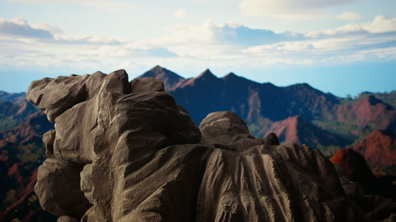 극적인 알파인 풍경과 험난한 바위 형태를 특징으로합니다.