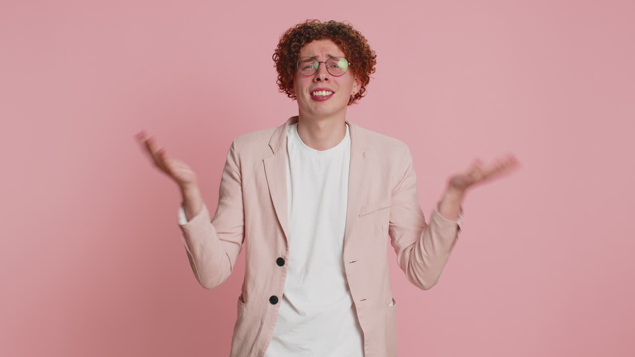 슬픈 젊은이가 패배하고 복권 결과에 놀랐다: 불행한 행운의 손실, 불행한 운명의 소식