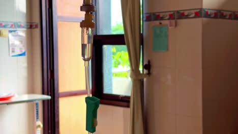 vista en la habitación de un hospital con un contador de gotas de una infusión médica