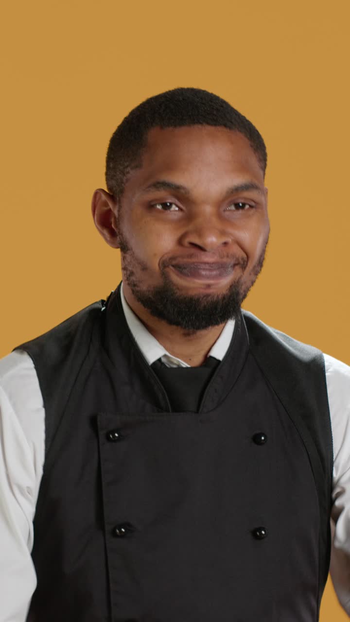 Primo piano di uno chef afroamericano che fa espressioni facciali