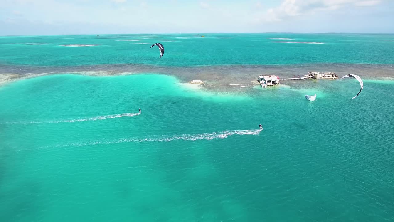 파라다이스, 팔라피토 로스 로케스 군도에서 공중 보기 두 남자 카이트서핑