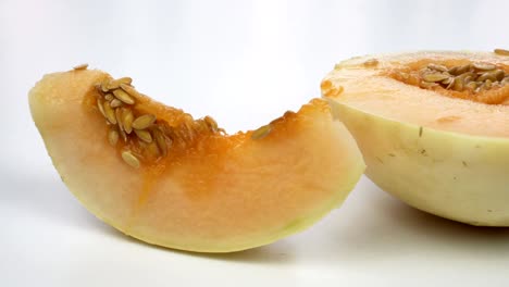 exótico fruto de melón en primer plano. melón en rodajas sobre un fondo blanco