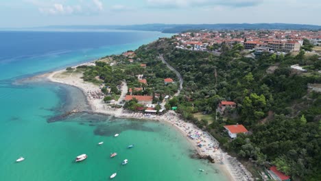 Playa-Y-Pueblo-De-Afytos-En-Kassandra,-Halkidiki,-Grecia---Pedestal-Aéreo-4k