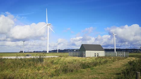 Cielo-Azul-Tecnología-De-Turbinas-Eólicas-Renovables-Girando-En-El-Soleado-Campo-Británico