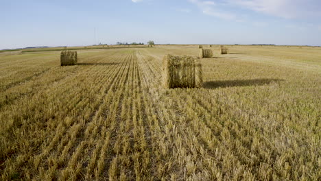 Die-Kamera-Umkreist-Einen-Heuballen-In-Den-Ebenen-Von-North-Dakota