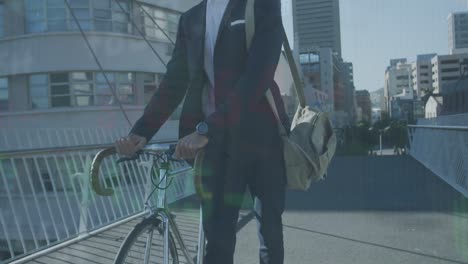 animación del procesamiento de datos del mercado de valores sobre un hombre de negocios caucásico con bicicleta caminando por la calle.
