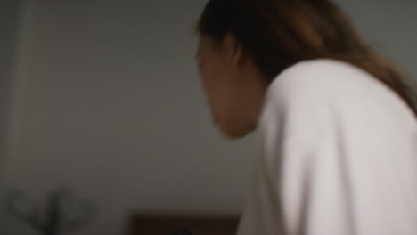집에 있는 분노하고 불안하거나 스트레스를 받는 여성이 휴대 전화로 논쟁을 벌이고 실시간으로 촬영된
