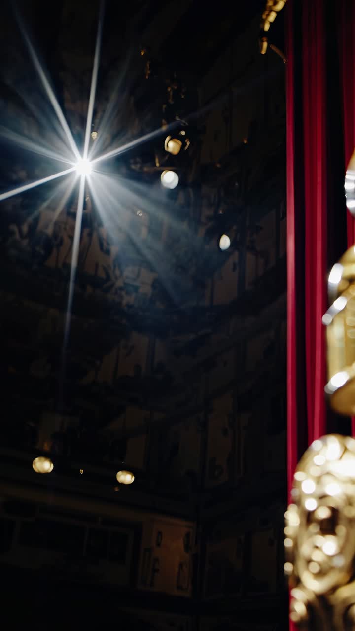 exhibición elegante de botellas de perfume