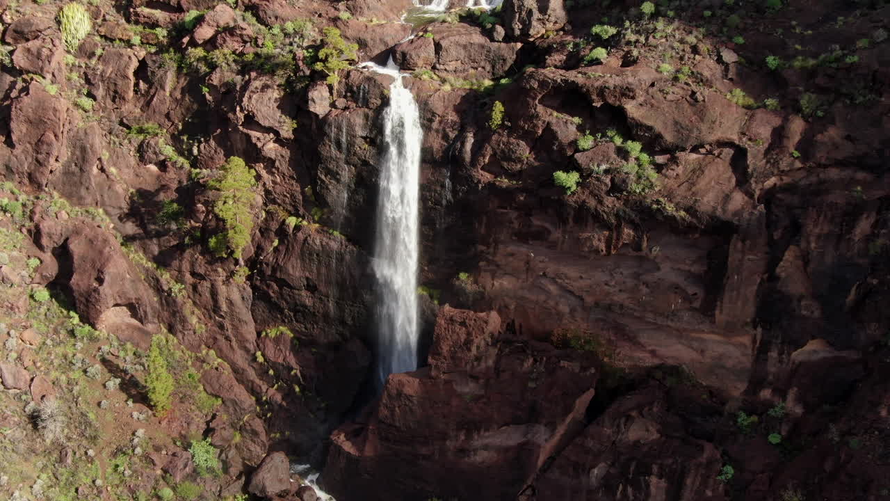 fantástica toma aérea de primer plano de una hermosa cascada causada por las fuertes lluvias del ciclón hermine en la isla de gran canaria recientemente