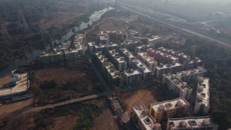 área residencial urbana rodeada de vegetación durante el día, vista aérea, india