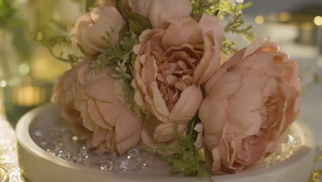 Nahaufnahme-Von-Blumen-Auf-Dem-Für-Das-Essen-Gedeckten-Tisch-Bei-Der-Hochzeitsfeier-Im-Restaurant