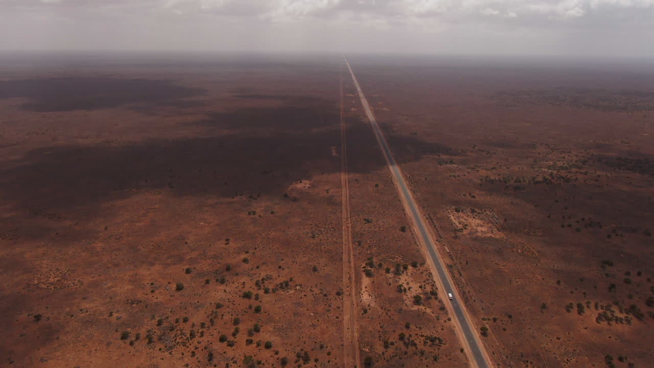 disparo de drones de gran altitud de autocaravana en una carretera recta vacía en el interior