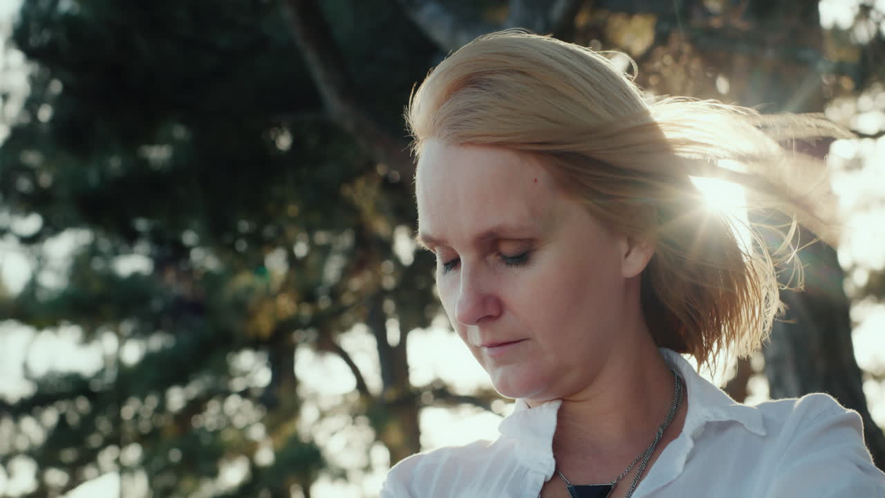 바람이 머리카락에 부는 소나무 숲속의 여인의 초상 3