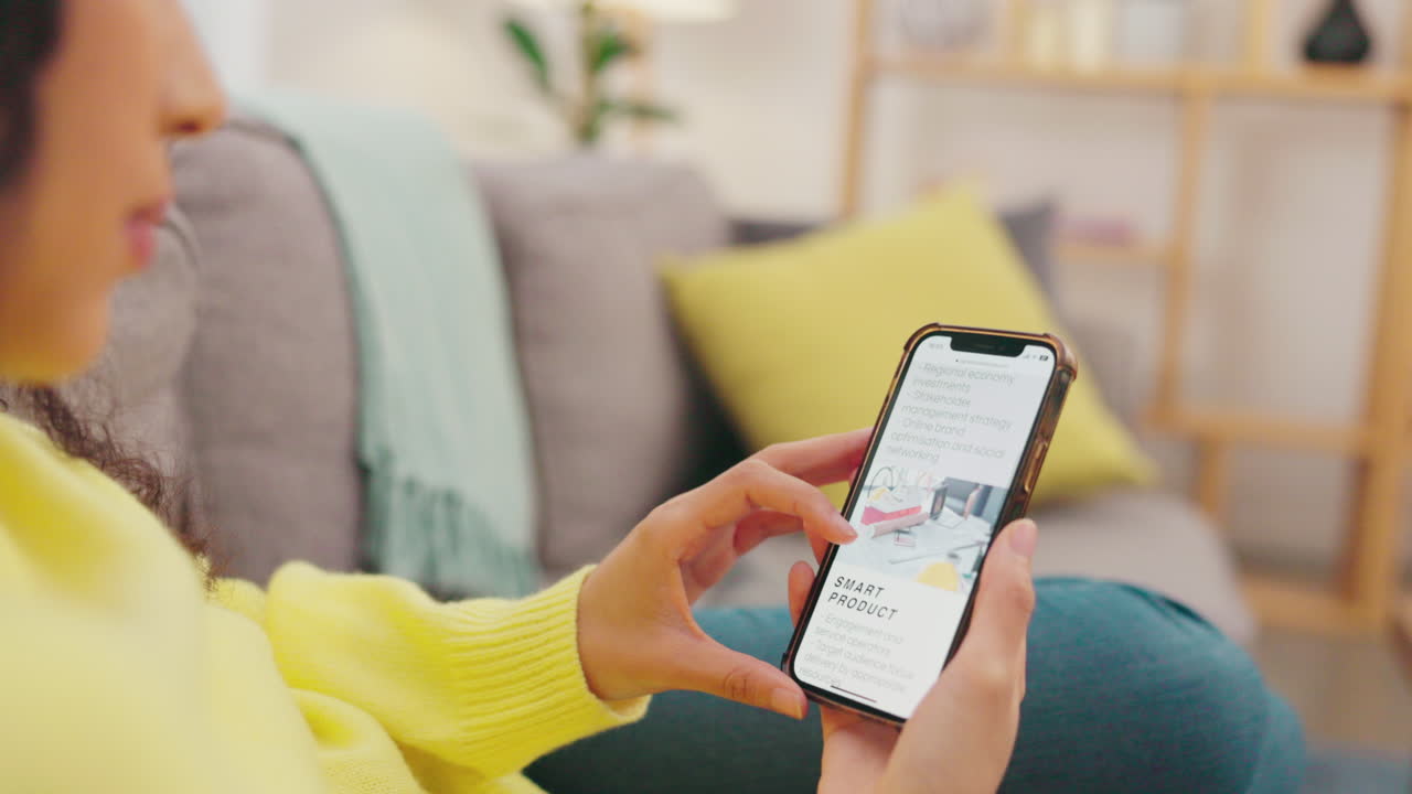 mano, teléfono y mujer en un sofá con redes sociales