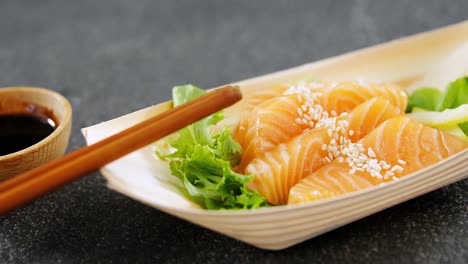 Sushi-Auf-Einem-Bootförmigen-Teller-Mit-Stäbchen