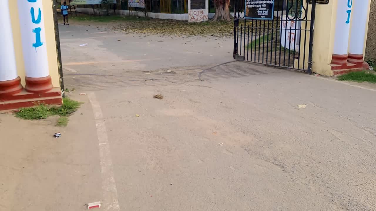 puerta de entrada de la universidad de patna con un cielo azul brillante por la mañana desde un ángulo bajo el video es tomado patna college patna bihar india el 15 de abril de 2022