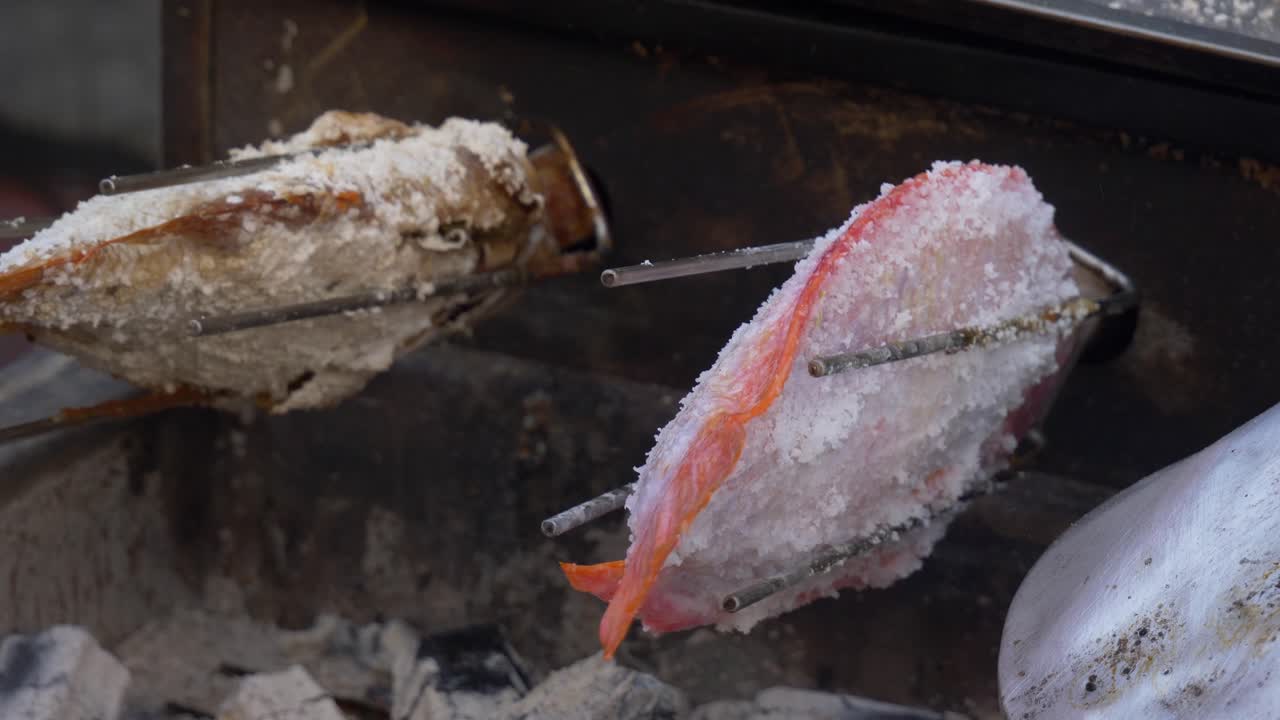 길거리 레스토랑에서  ⁇ 은  ⁇ 라피아를  ⁇ 는 아시아 태국 요리법 소금과 함께