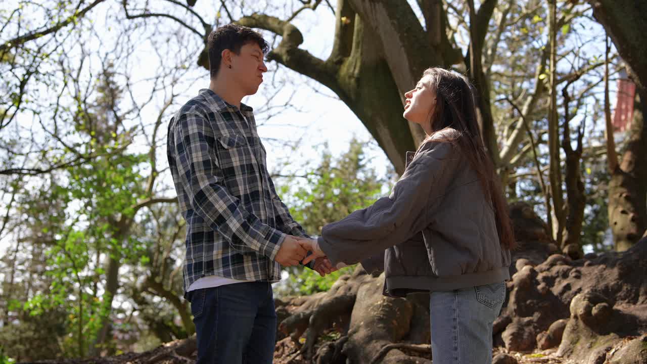 공원 에서 손을 잡고 있는 부부