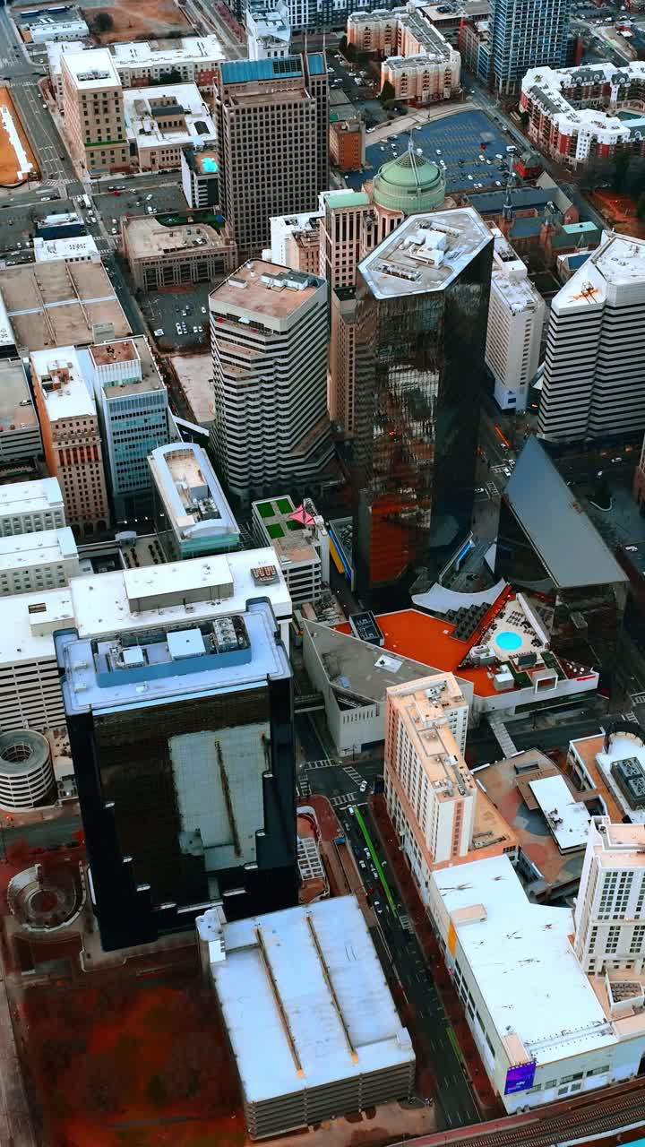 Elevando-se sobre os Topos dos Edifícios Mais Altos em Charlotte, NC, EUA. Vista Panorâmica da Cidade Durante o Dia. Vídeo Vertical