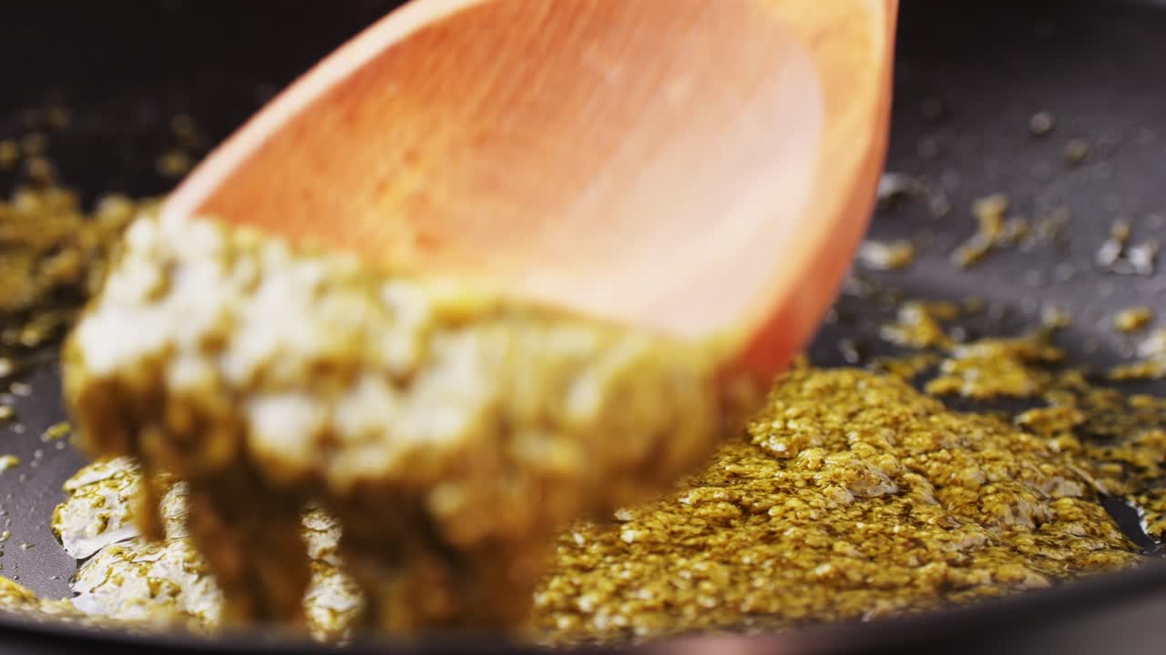 cocinar el pesto en una sartén