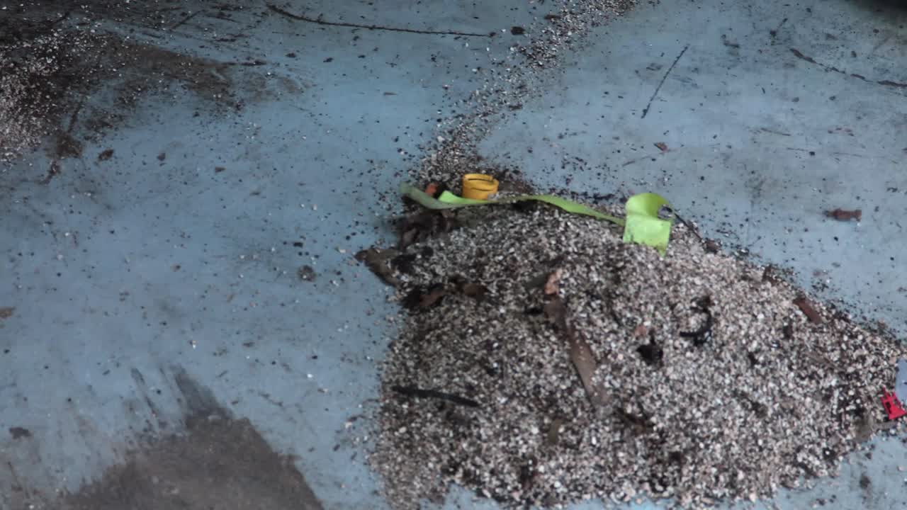 정비소를 청소하는 생산직 근로자