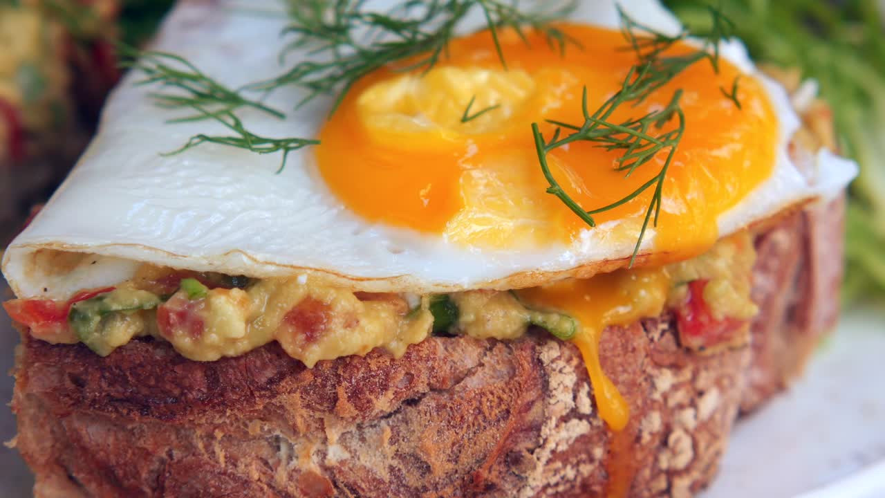 맛있는 아보카도 토스트와 긴 달