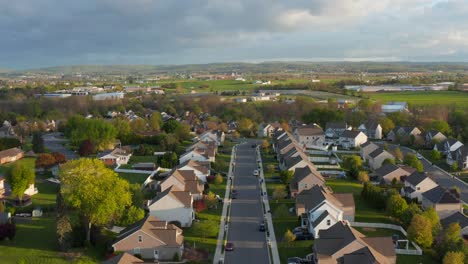 Reverse-dolly-aerial-pullback-reveals-neighborhood-houses-in-America,-USA