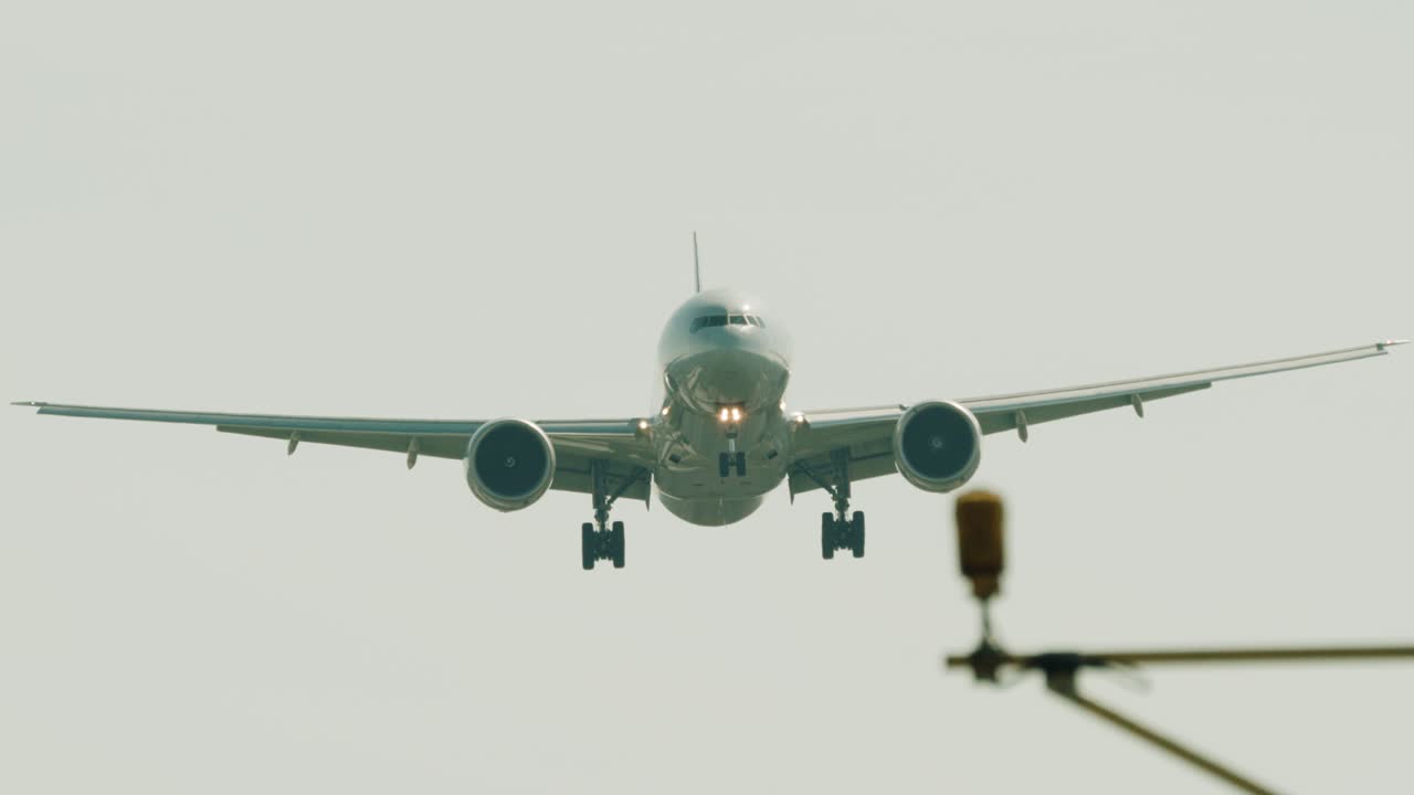 boeing 777 en una aproximación estable hacia londres heathrow