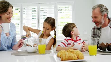 desayunar juntos en familia en casa