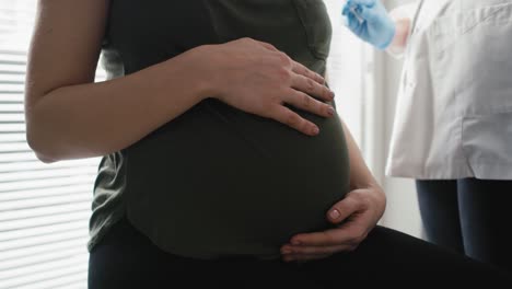 Detail-Einer-Schwangeren-Kaukasischen-Frau,-Die-Auf-Eine-Impfung-Wartet.