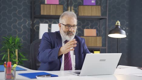 el hombre de negocios que define el trabajo es feliz y pacífico.