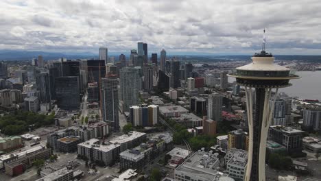 Aerial-footage-of-the-city-in-cloudy-day