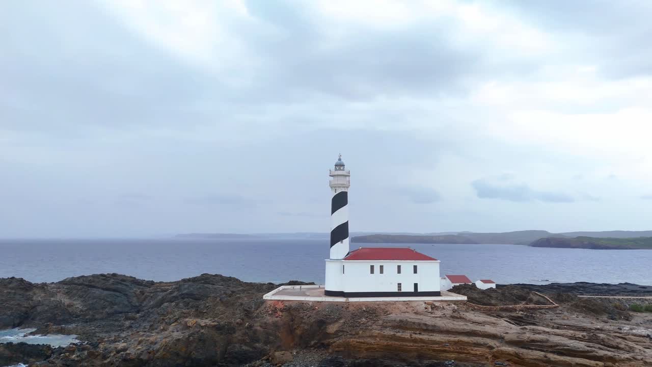 Vista aerea del Faro di Favaritx al tramonto a Minorca, Isole Baleari, Spagna.
