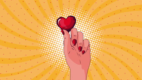 la mano de una mujer sosteniendo un corazón rojo