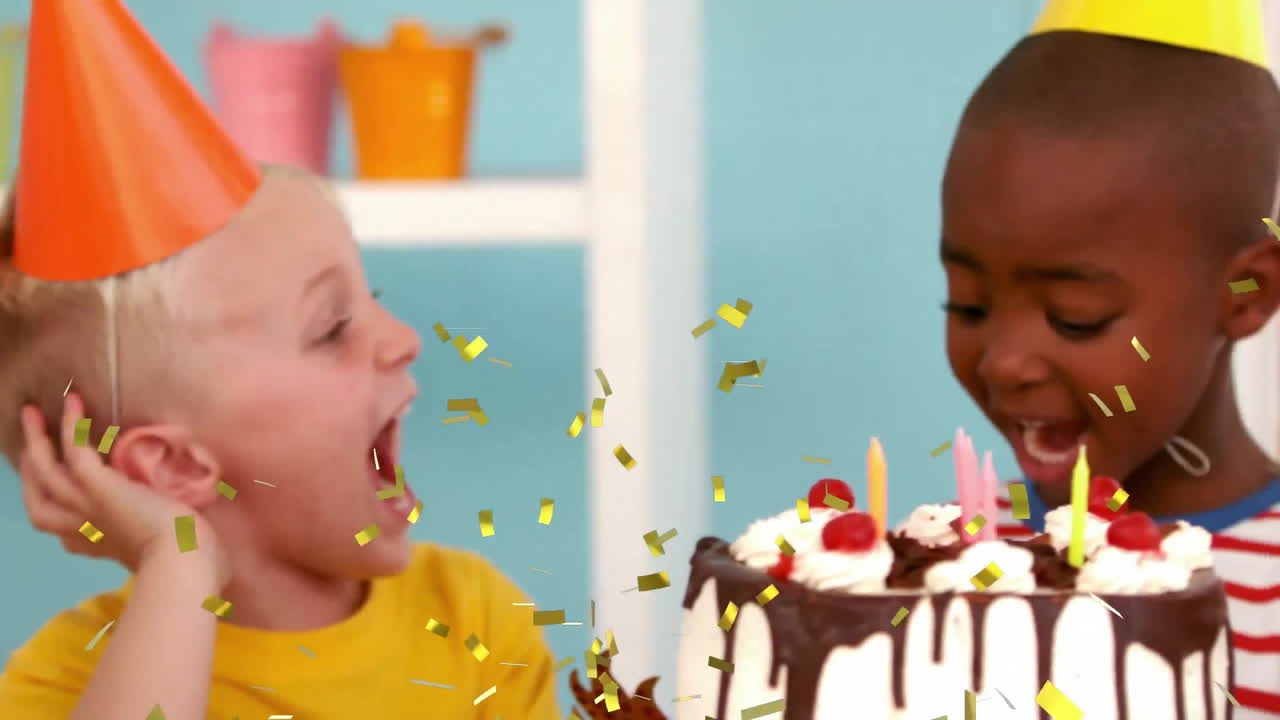 animación de confeti sobre niños diversos felices con pastel de cumpleaños en la fiesta