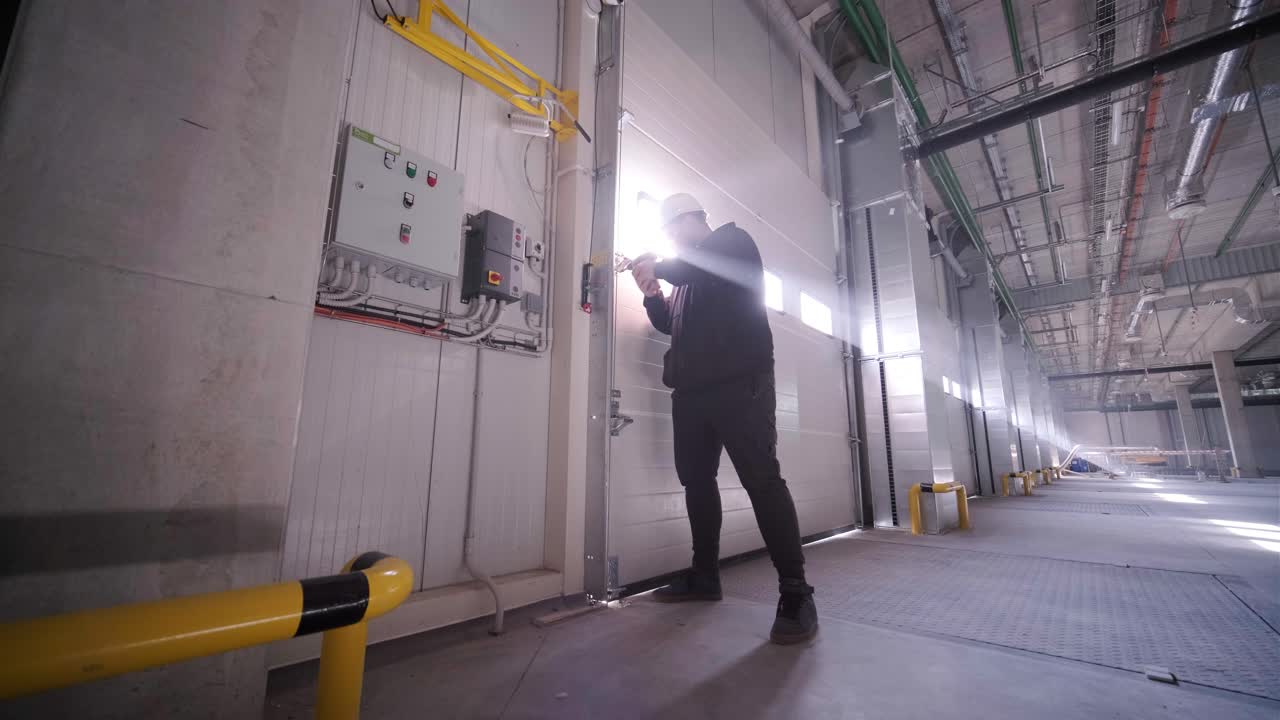 proceso de construcción de un gran almacén moderno con múltiples puertas de garaje para un fácil acceso y transporte de mercancías.