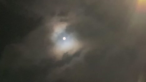 Primer-Plano-De-La-Luna-Llena-En-La-Oscuridad-Cubierta-Por-La-Nube-No-Completamente-Cubierta